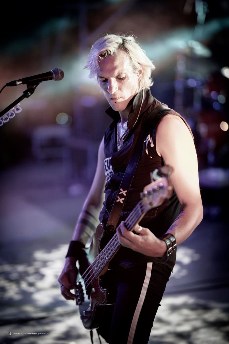 Il bassista dei Need of Green suona dal vivo