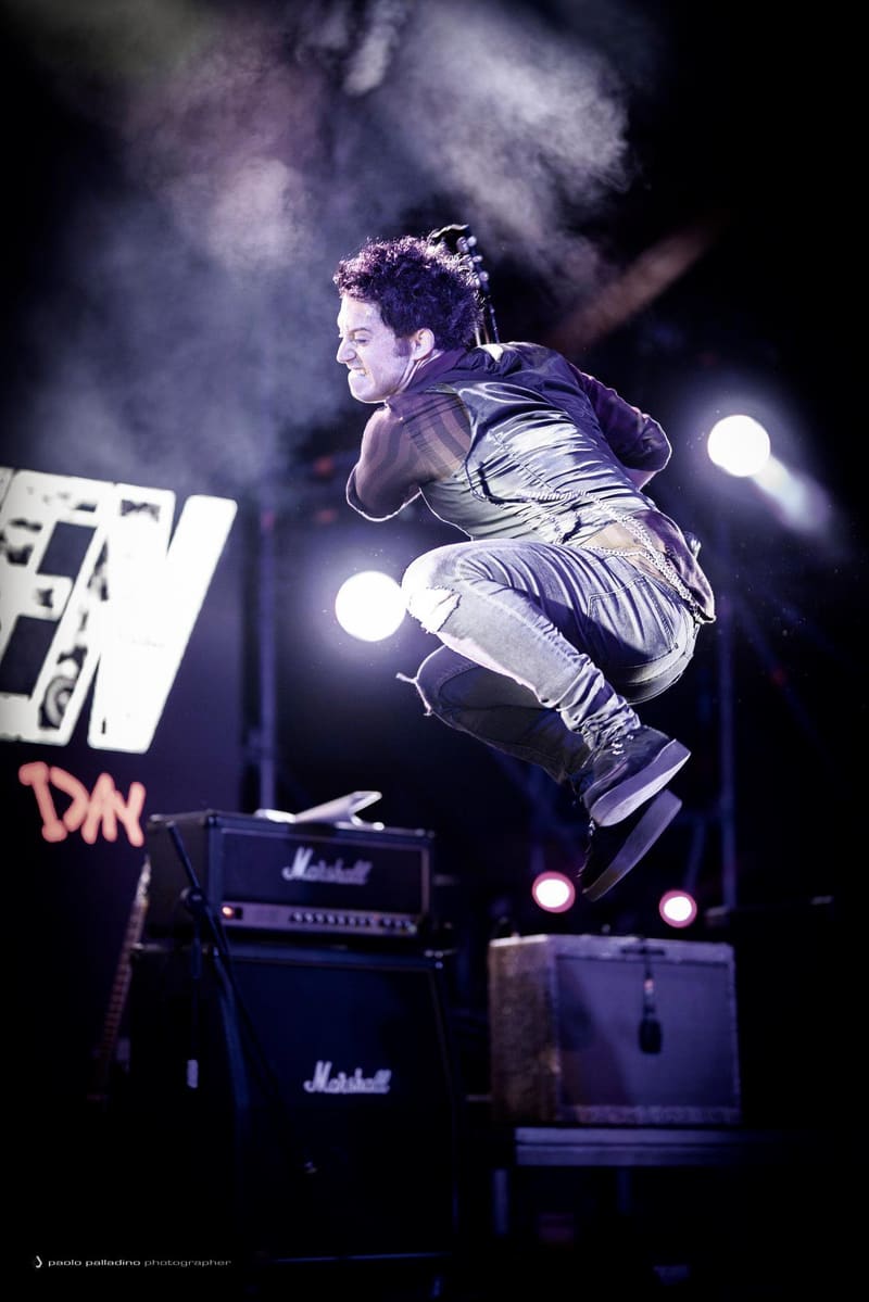 Salto sul palco davanti agli amplificatori Marshall durante un concerto dei Need of Green