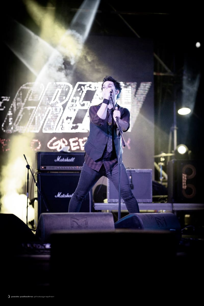 Il cantante dei Need of Green al microfono durante un live tributo ai Green Day